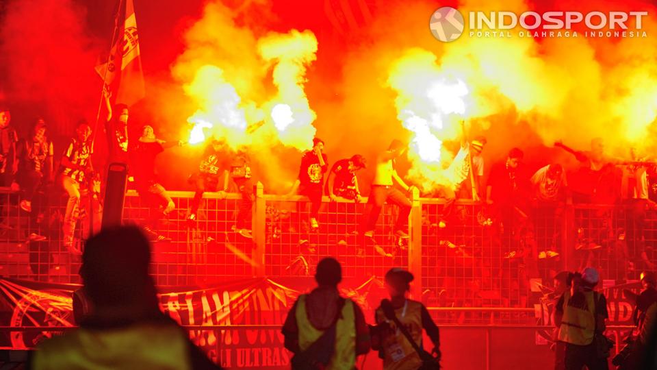 Fans membakar flare setelah pertandingan antara ISL Stars vs Juventus.